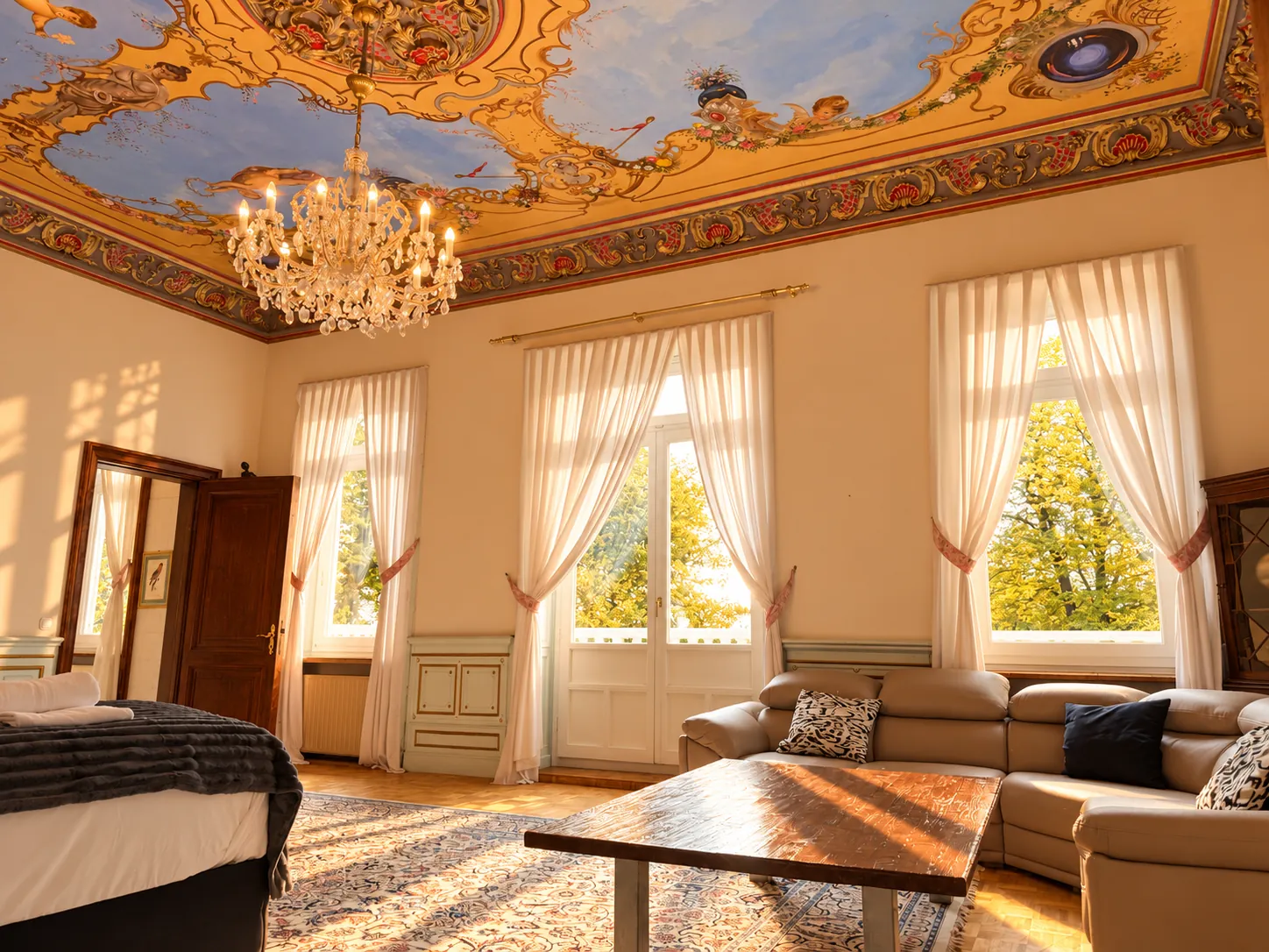 Suite mit bemalter Decke, Kronleuchter und Sitzbereich
