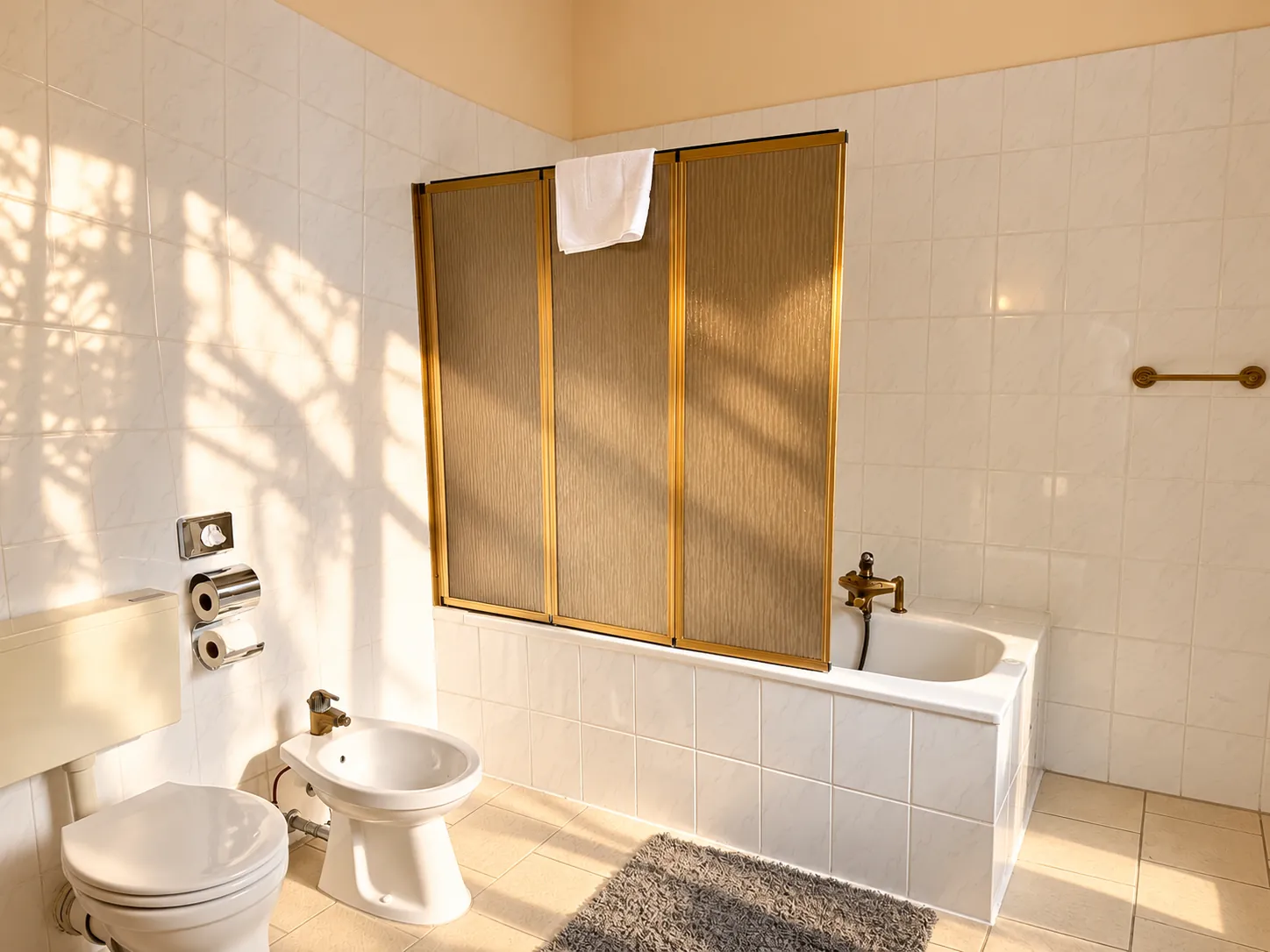 Badezimmer mit Badewanne und Bidet
