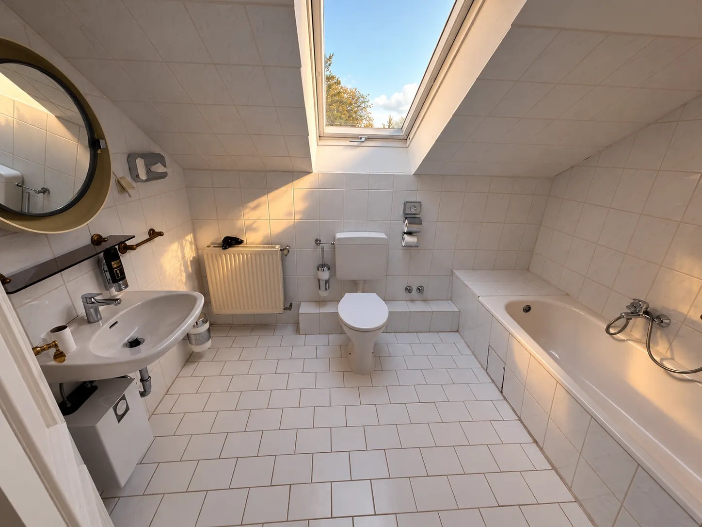 Badezimmer mit Badewanne und Dachfenster