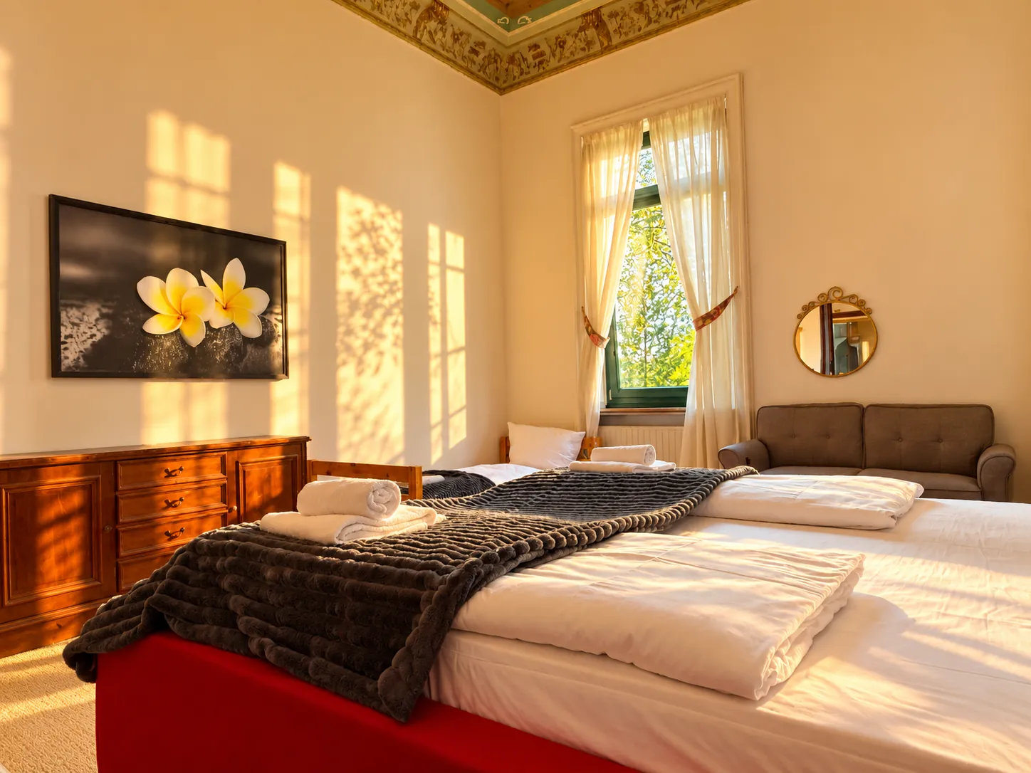 Klassisches Schlafzimmer mit Kommode und hohem Fenster