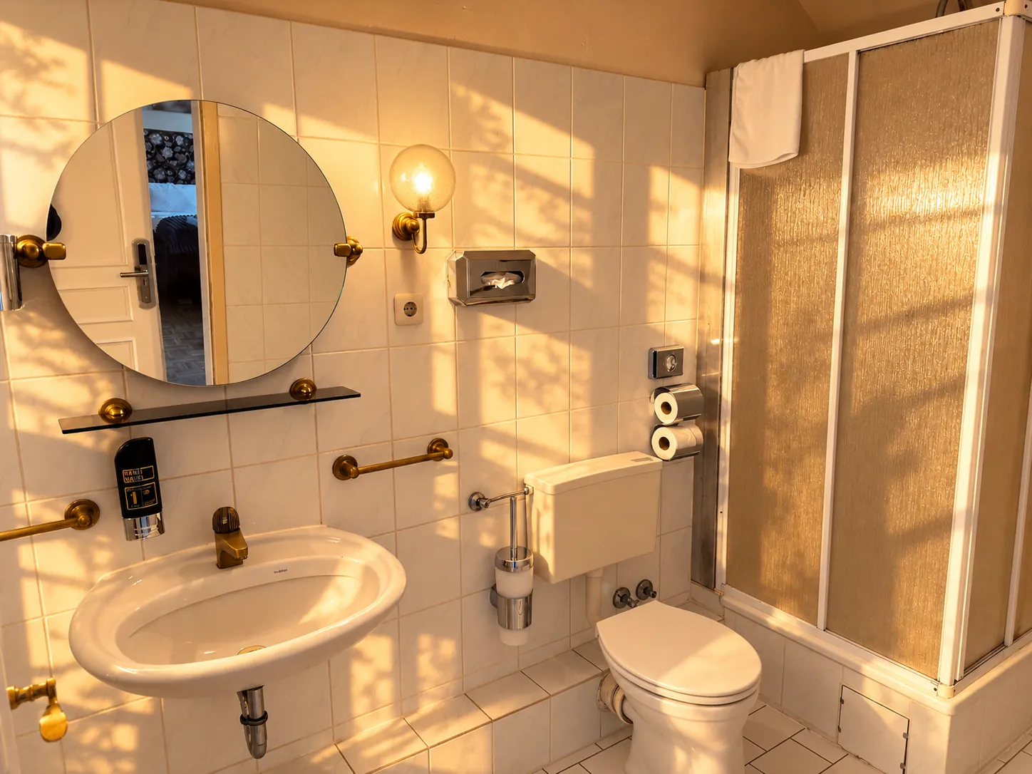 Badezimmer mit Dusche, Waschbecken und WC