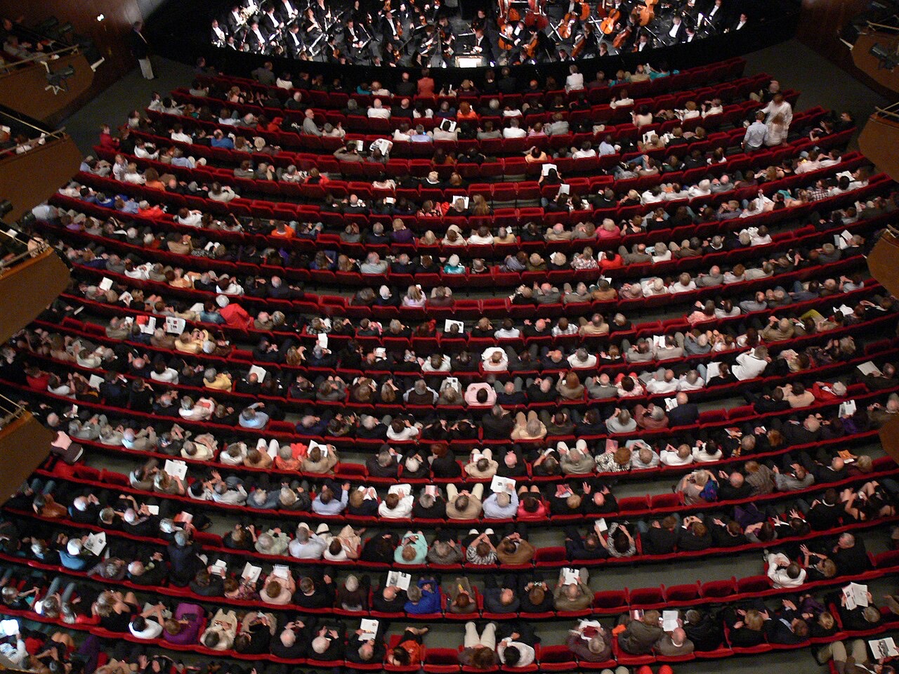 Zuschauerraum der Hamburgischen Staatsoper mit mehreren Rängen